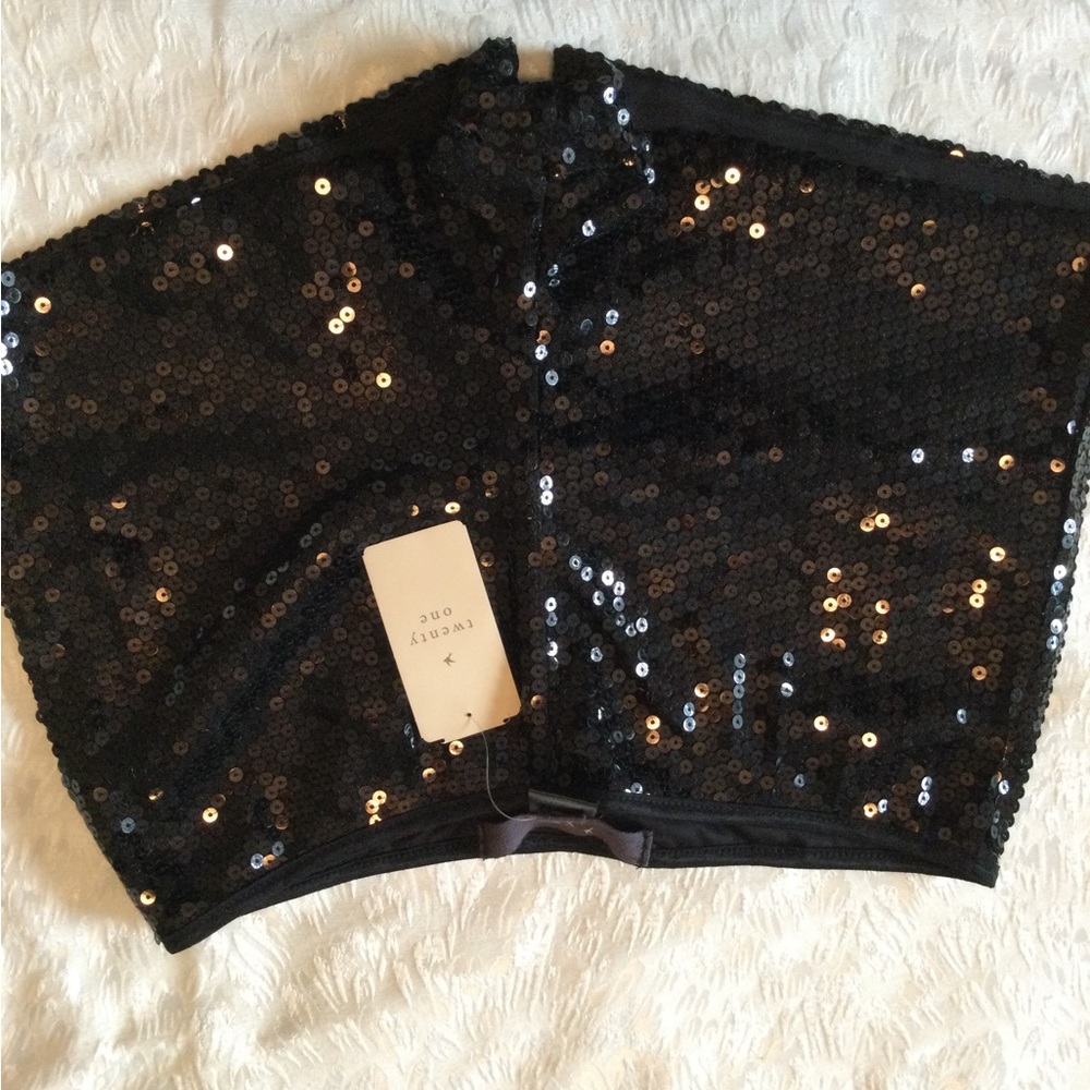 Sequin stretch short